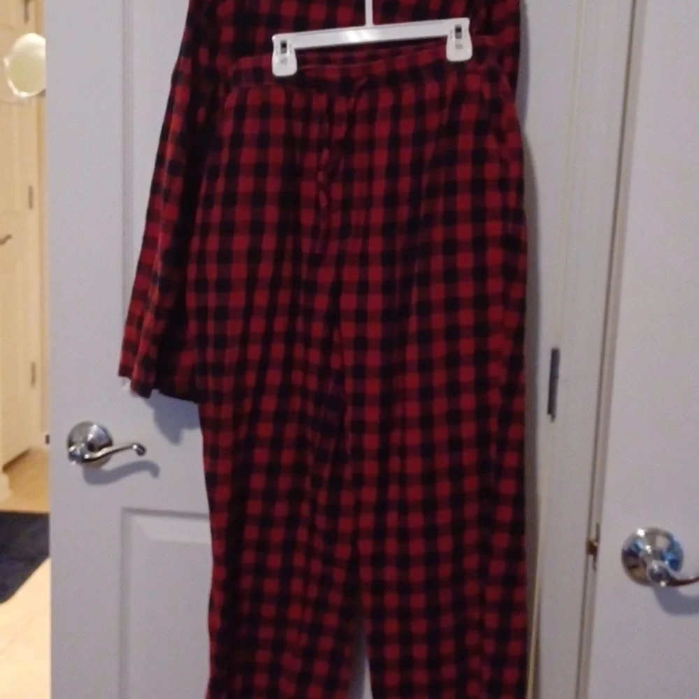 -- Banana Republic Cozy Red and Black Men's Pajamas Size Large Flannel